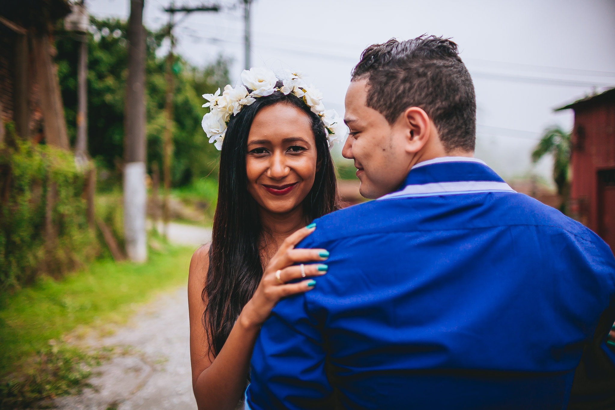 noivo olhando noiva em ruas de paranapiacaba em ensaio pré wedding fotografado por Say Cheese Fotografia