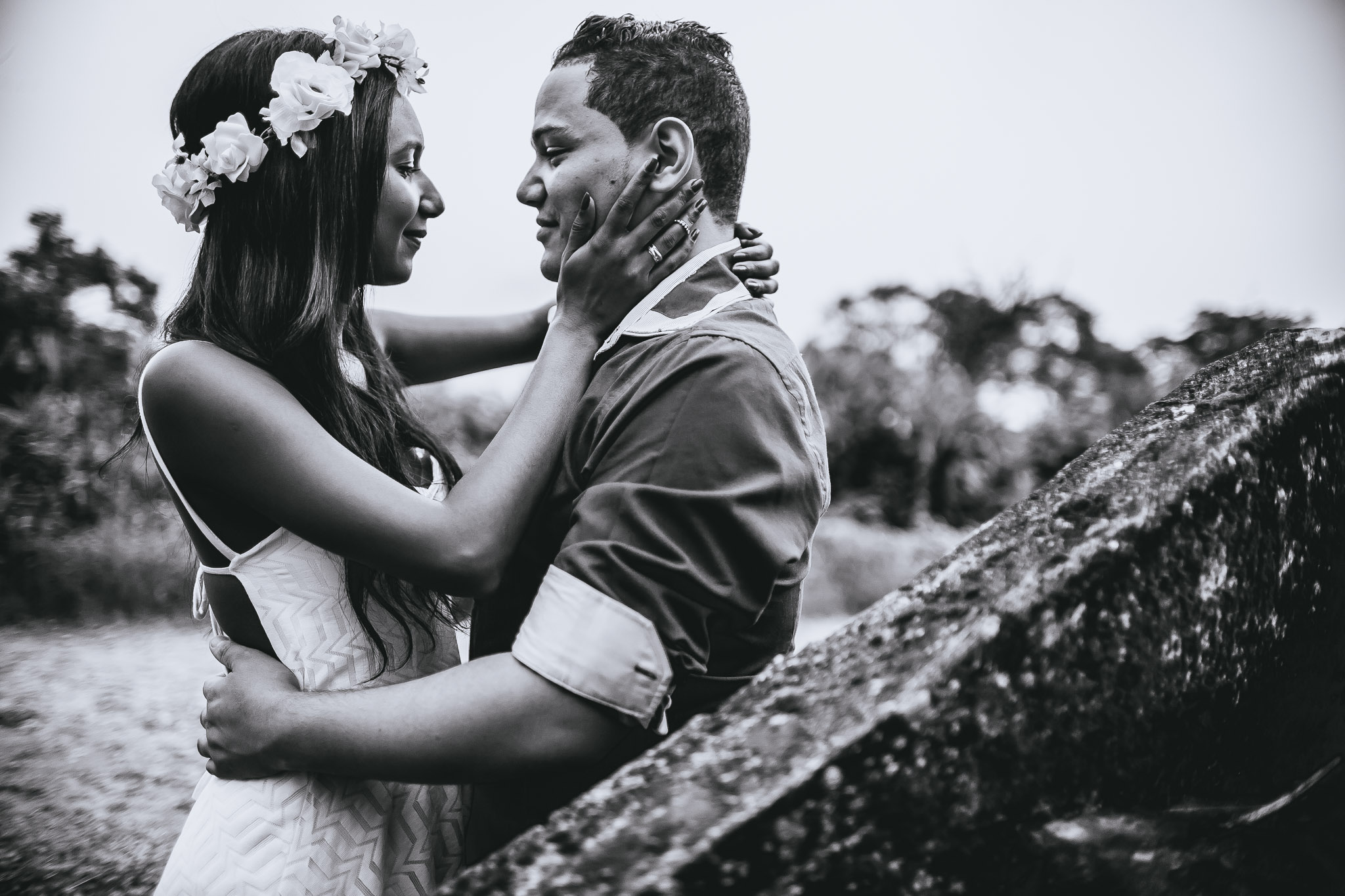noivos trocando afeto em ensaio pré wedding fotografado por Say Cheese Fotografia