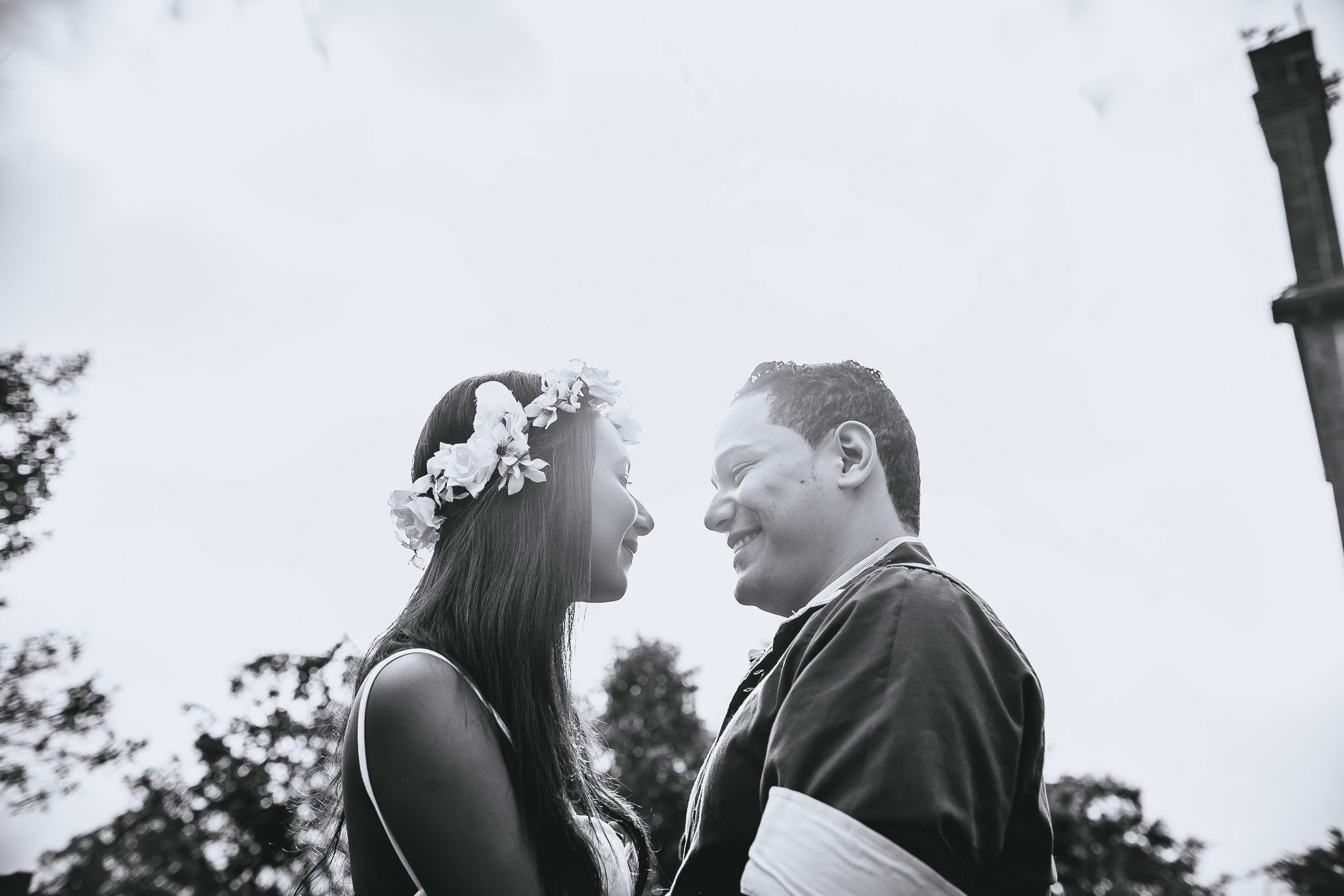 silhueta dos noivos contra o sol em paranapiacaba em ensaio pré wedding fotografado por Say Cheese Fotografia