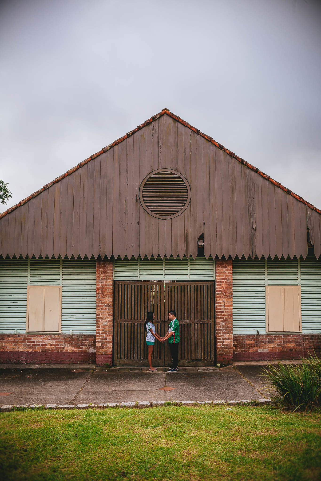 noivos de mãos dadas em frente a construção de paranapiacaba com uniforme do palmeiras em ensaio pré wedding fotografado por Say Cheese Fotografia