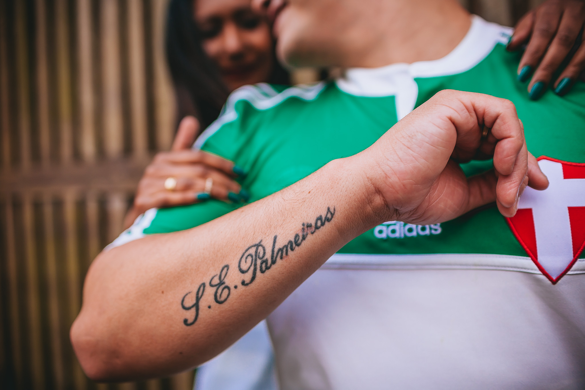 noivo mostrando tatuagem do Palmeiras em ensaio pré wedding fotografado por Say Cheese Fotografia