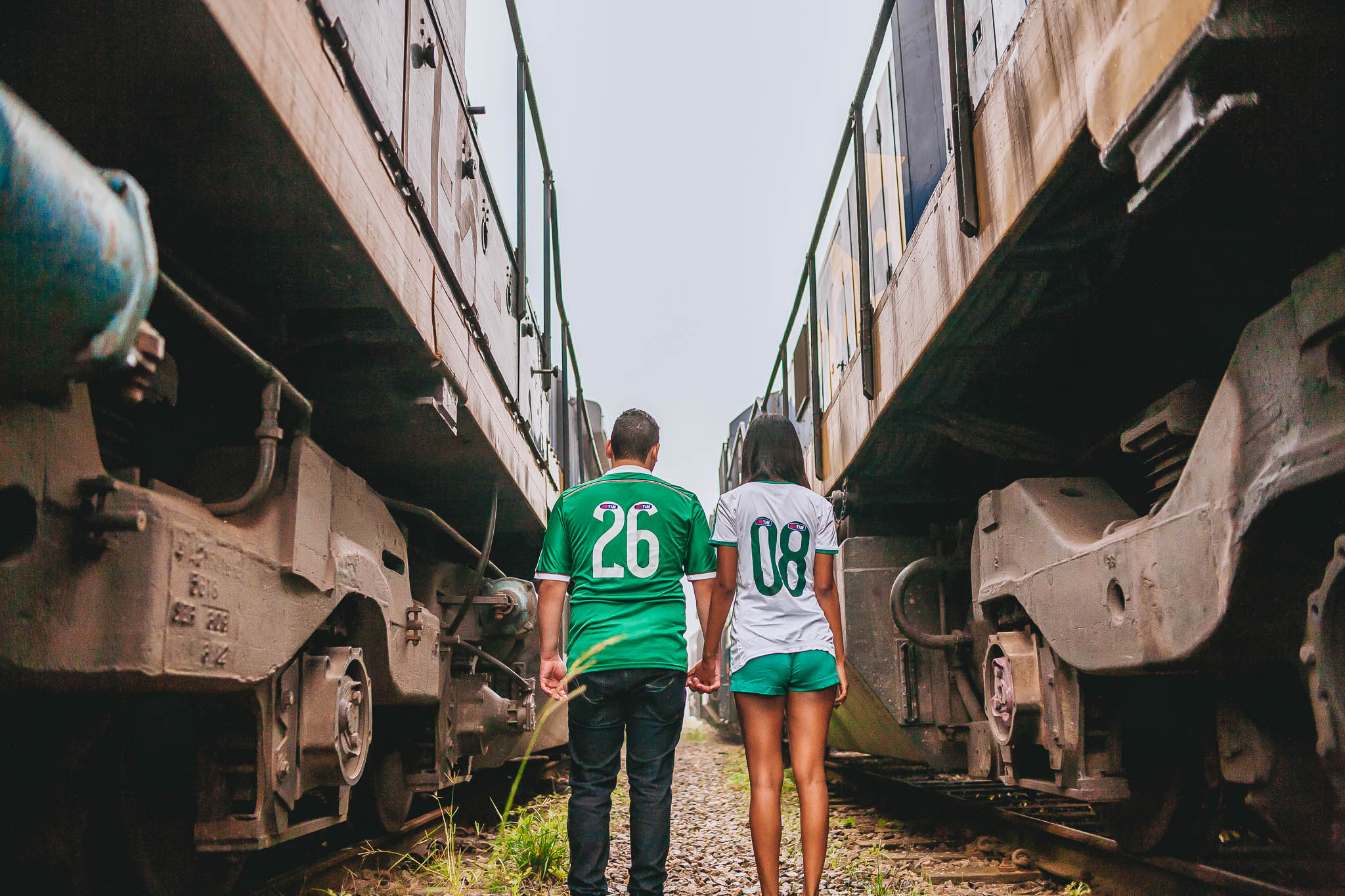 save the date com uniforme do palmeiras no meio dos trens em paranapiacaba em ensaio pré wedding fotografado por Say Cheese Fotografia