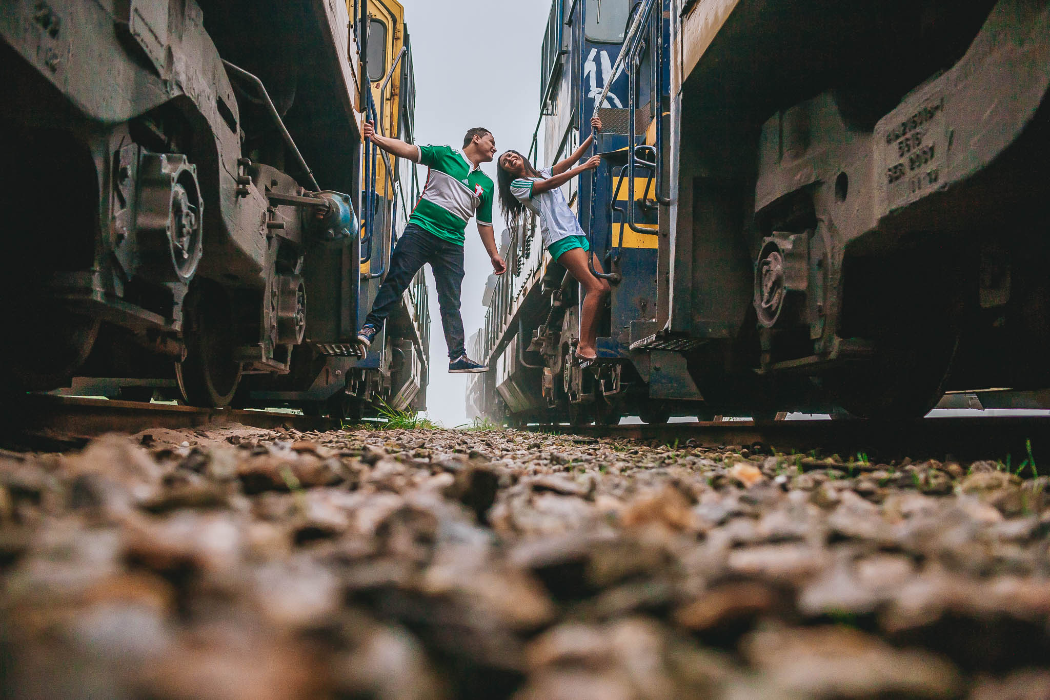 noivos se divertindo nos trens de paranapiacaba em ensaio pré wedding fotografado por Say Cheese Fotografia