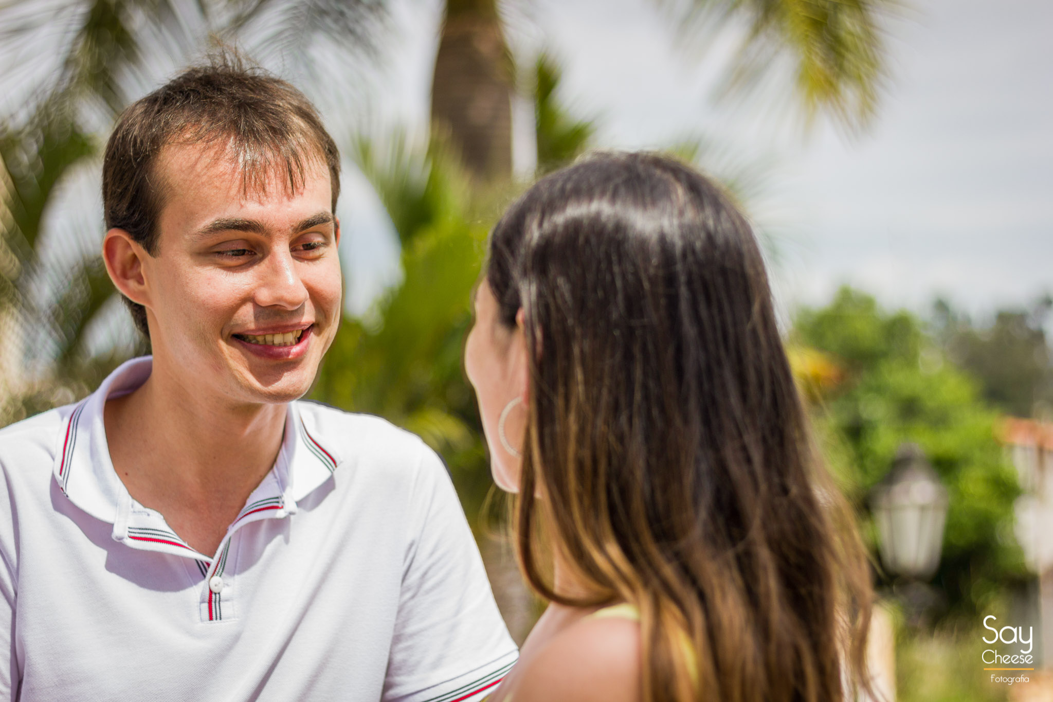 noivo sorrindo em ensaio pré-wedding fotografado por Say Cheese Fotografia no Interior de São Paulo