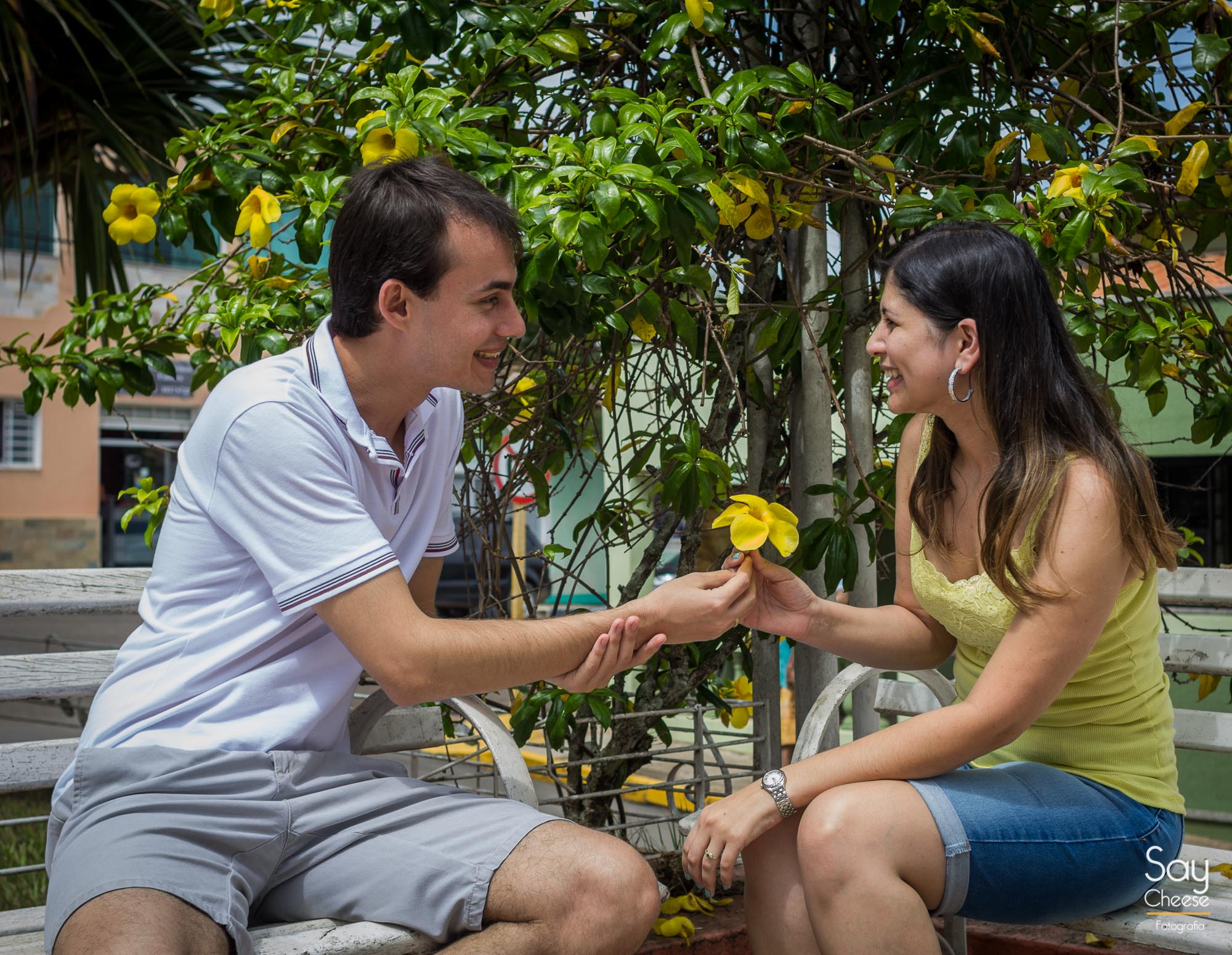 noivo dando flor para noiva em ensaio pré-wedding fotografado por Say Cheese Fotografia no Interior de São Paulo
