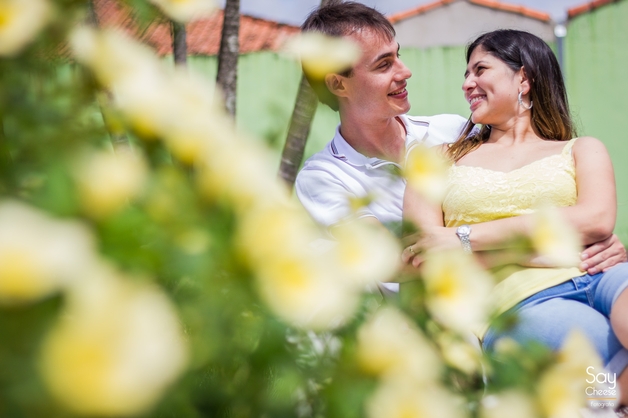 noivos conversando em praça em ensaio pré-wedding fotografado por Say Cheese Fotografia no Interior de São Paulo