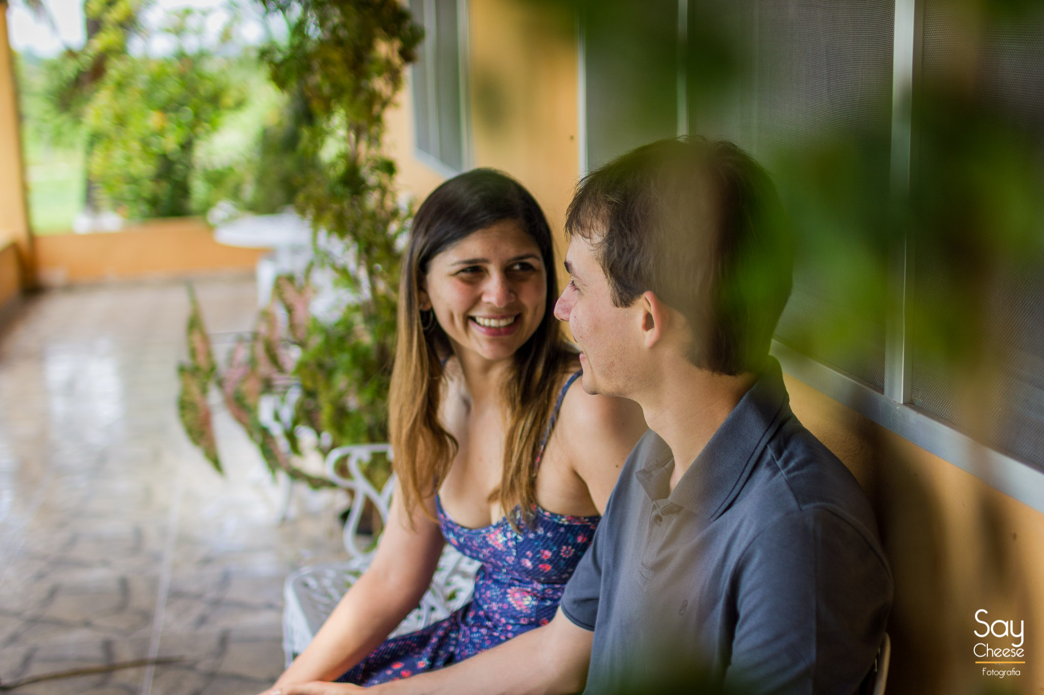 noivos conversando sentados em ensaio pré-wedding fotografado por Say Cheese Fotografia no Interior de São Paulo