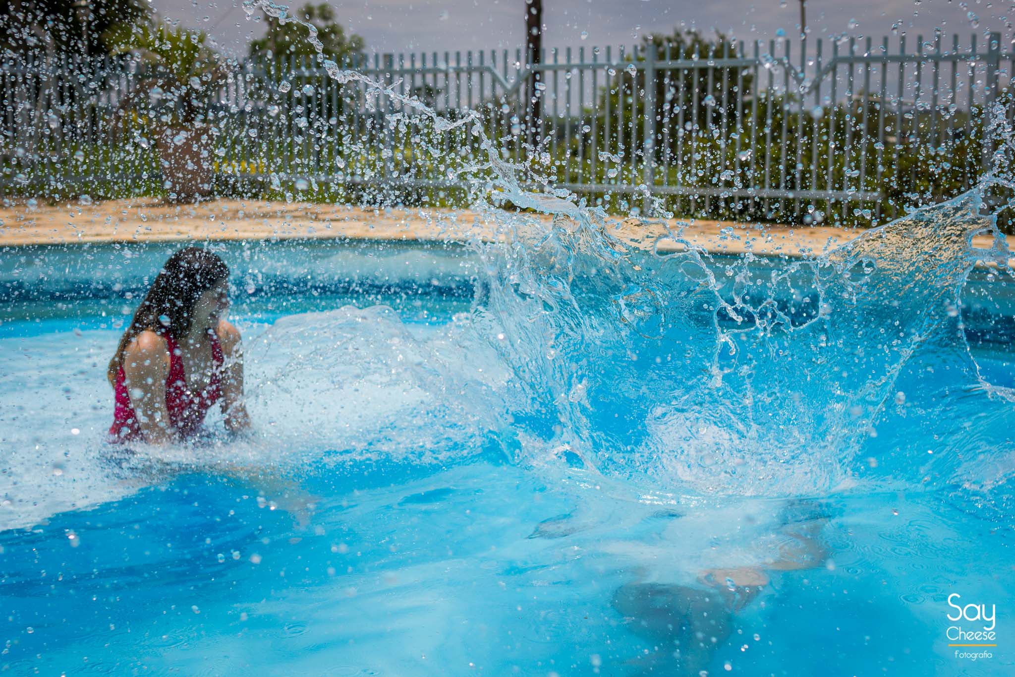 noivos mergulhando na piscina em ensaio pré-wedding fotografado por Say Cheese Fotografia no Interior de São Paulo