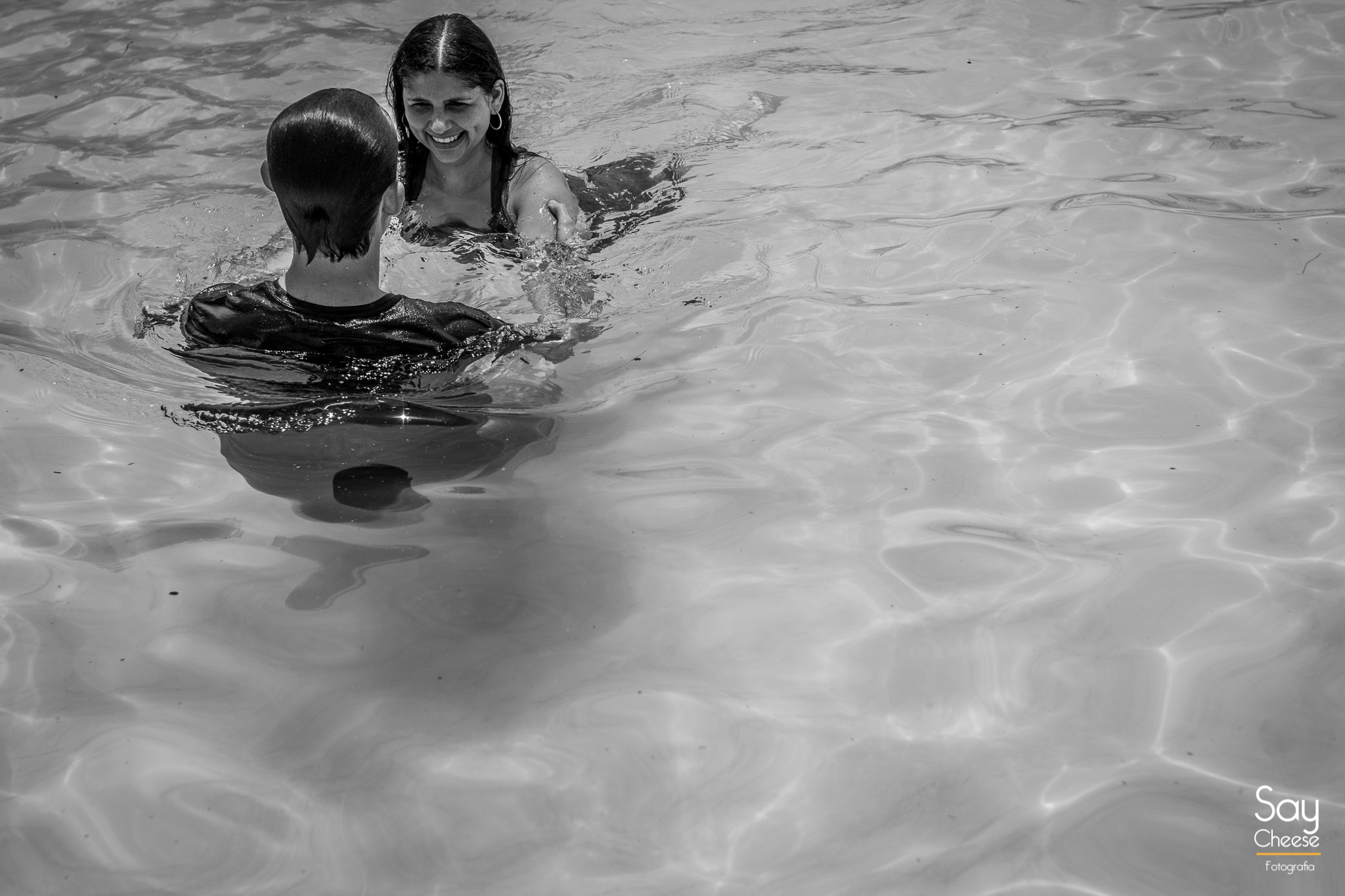 noivos abraçados em piscina em ensaio pré-wedding fotografado por Say Cheese Fotografia no Interior de São Paulo