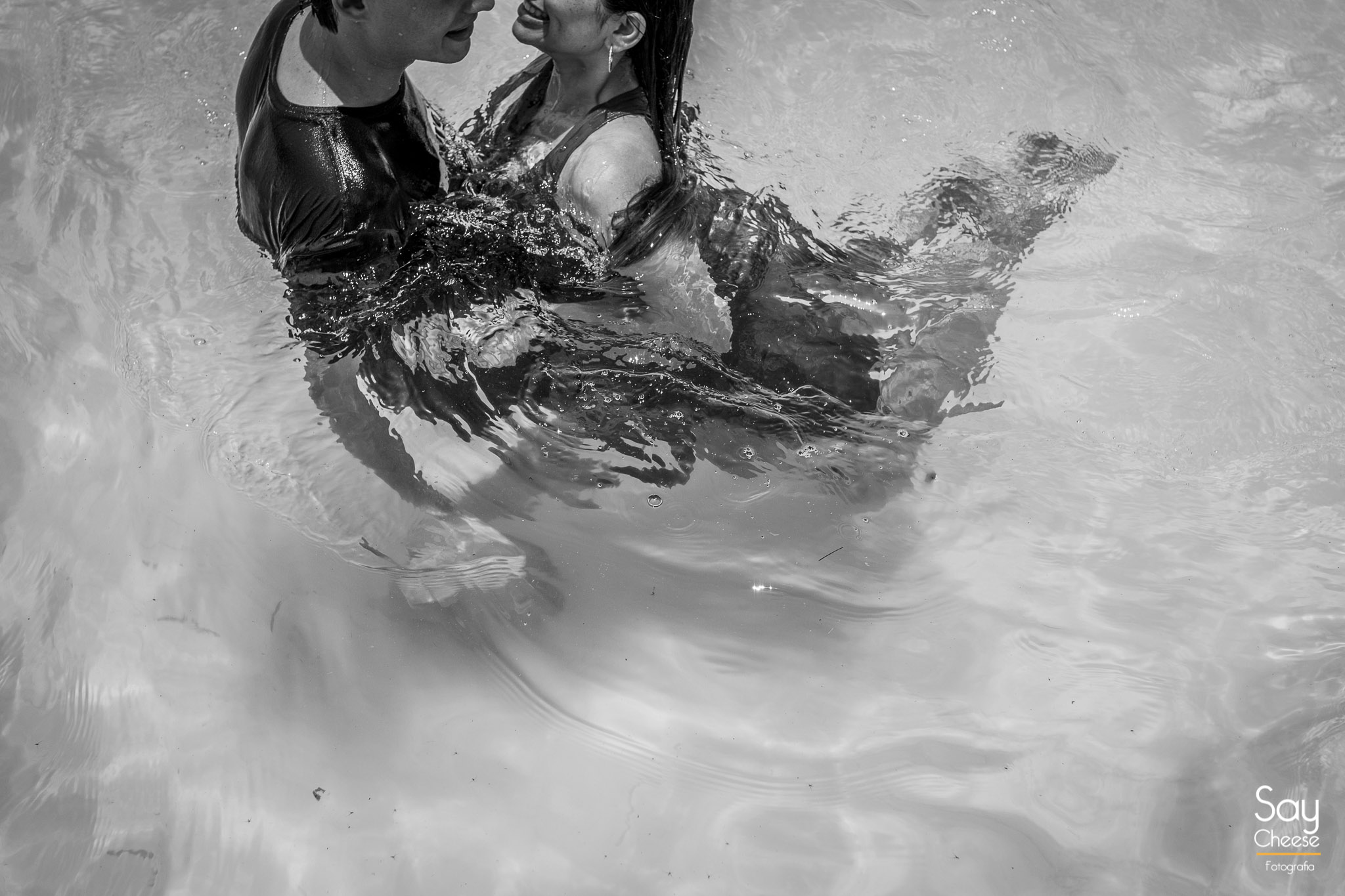 noivos se abraçando em piscina em ensaio pré-wedding fotografado por Say Cheese Fotografia no Interior de São Paulo