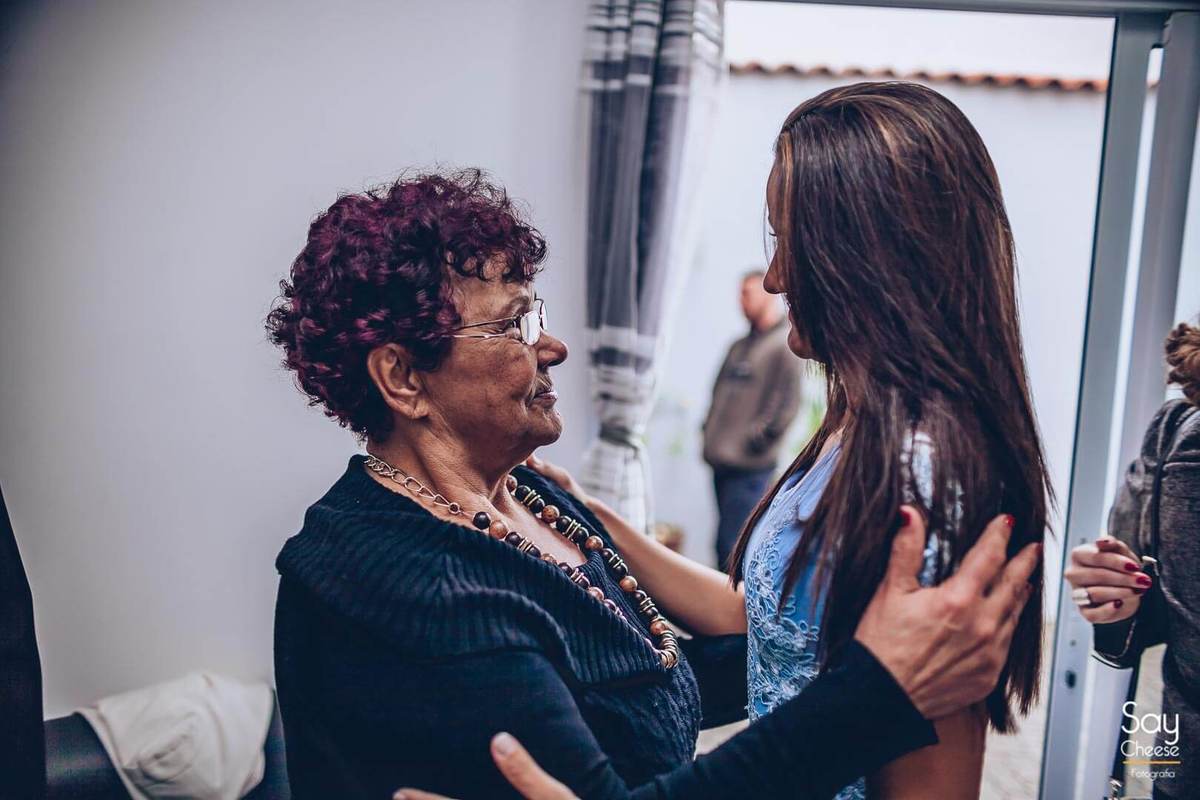 Noiva abraçando avó do noivo em casamento civil Fotografado por Say Cheese 