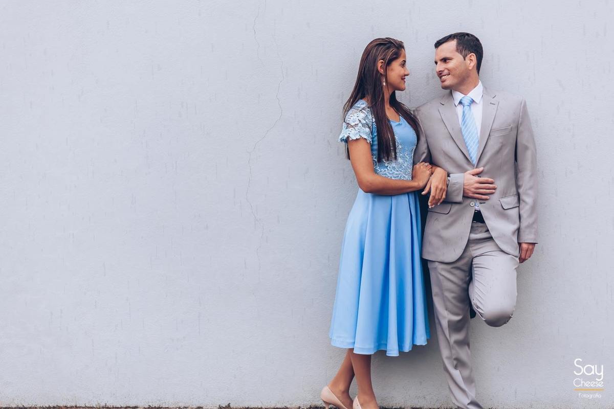 Noivos abraçados em ensaio em casamento civil em Taubaté Fotografado por Say Cheese 