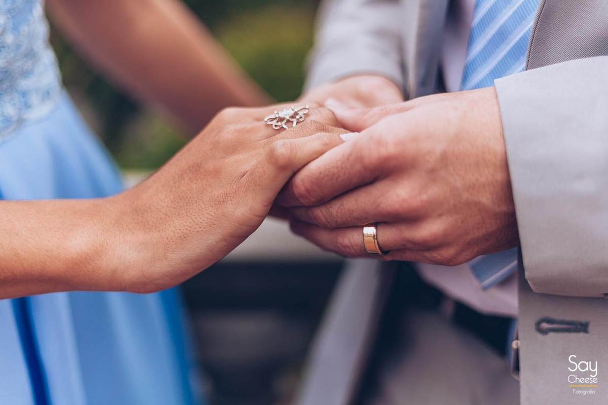 Noivos de mãos dadas em casamento civil em Taubaté Fotografado por Say Cheese 