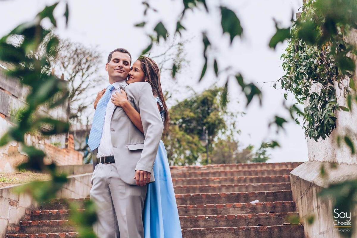 Noiva abraçando noivo em escadaria em ensaio após casamento civil em Taubaté Fotografado por Say Cheese 