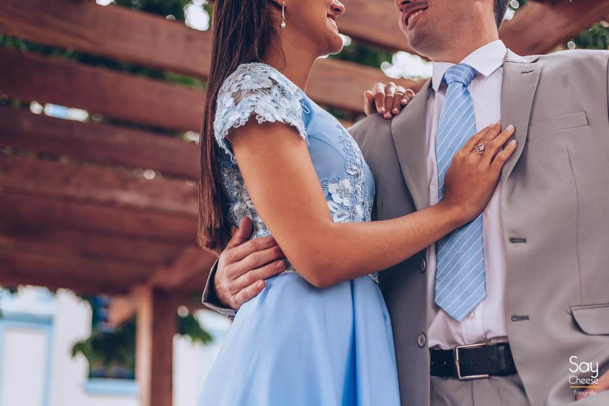 Noivos se abraçando em ensaio após casamento civil em Taubaté Fotografado por Say Cheese 