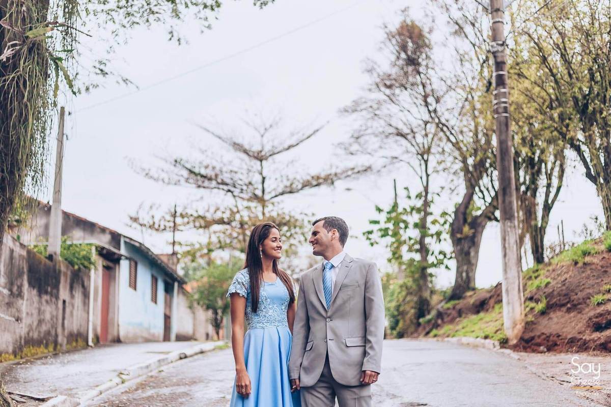 noivos trocando olhares em ensaio após casamento civil em Taubaté Fotografado por Say Cheese 