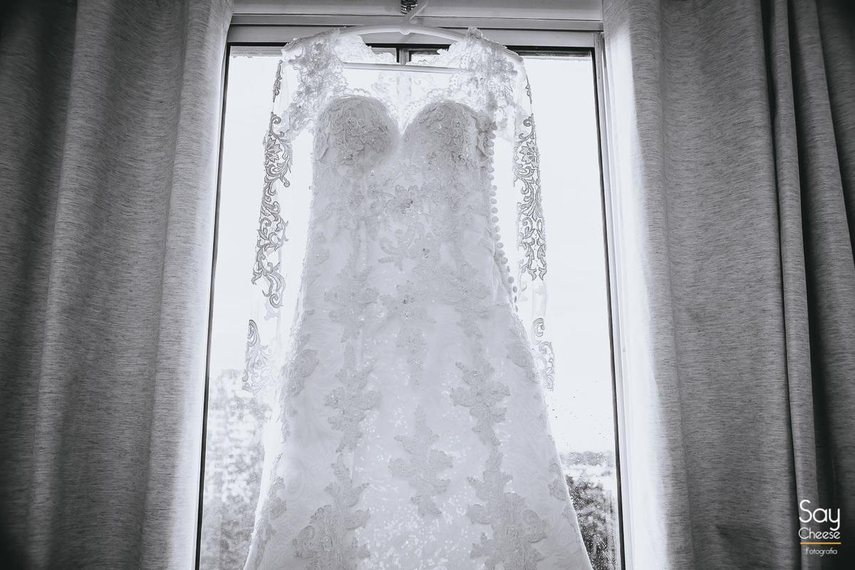 Vestido da noiva pendurado por cabide durante Making Of da noiva fotografado por Say Cheese Fotografia