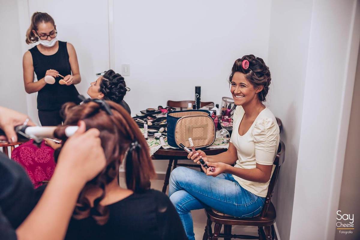 Noiva e madrinhas se arrumando durante Making Of da noiva fotografado por Say Cheese Fotografia