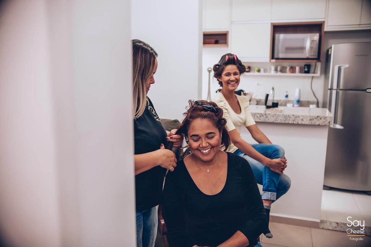 Noiva sorrindo para mãe durante Making Of da noiva fotografado por Say Cheese Fotografia
