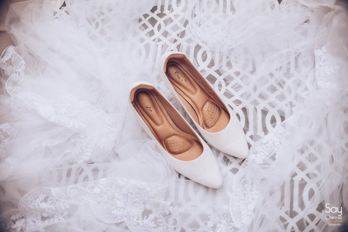 sapato da noiva durante Making Of da noiva fotografado por Say Cheese Fotografia