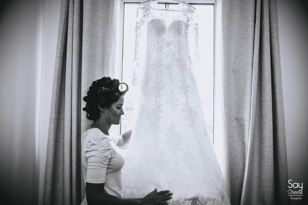 noiva admirando vestido de casamento durante Making Of da noiva fotografado por Say Cheese Fotografia