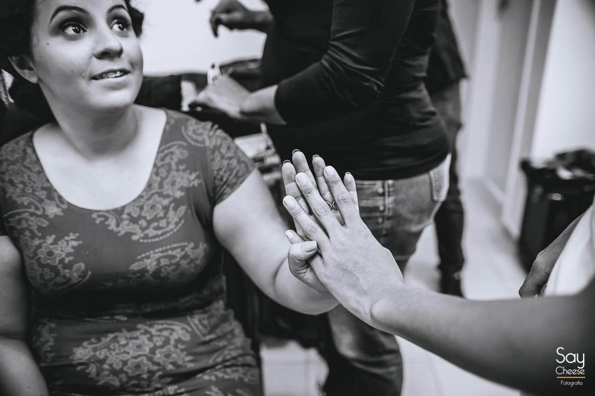 Conexão de noiva e madrinha durante Making Of da noiva fotografado por Say Cheese Fotografia