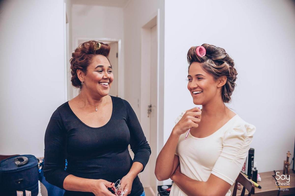 noiva e sua mãe durante Making Of da noiva fotografado por Say Cheese Fotografia