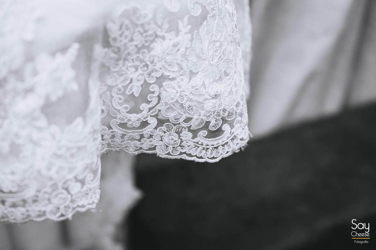 detalhe da barra do vestido da noiva durante Making Of da noiva fotografado por Say Cheese Fotografia