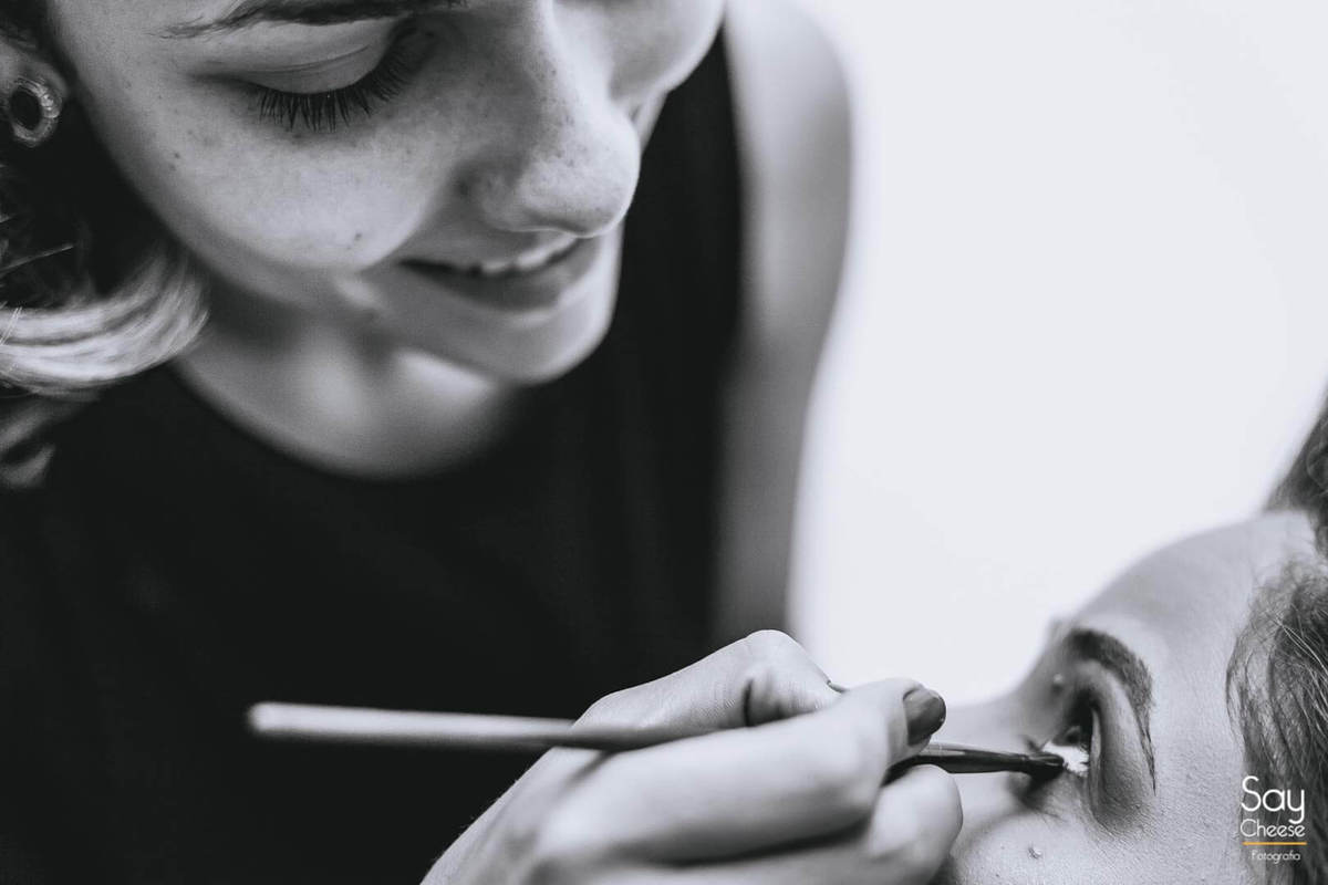 maquiadora durante Making Of da noiva fotografado por Say Cheese Fotografia