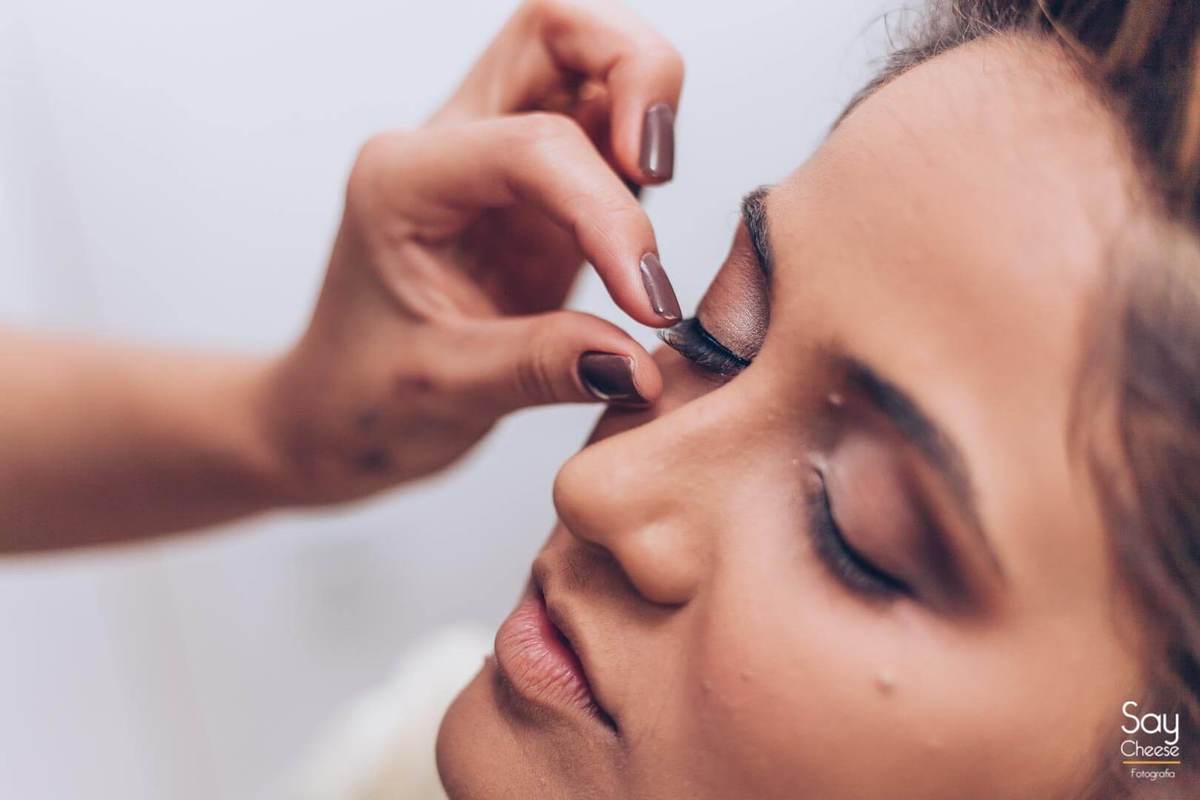 noiva colocando cílios durante Making Of da noiva fotografado por Say Cheese Fotografia
