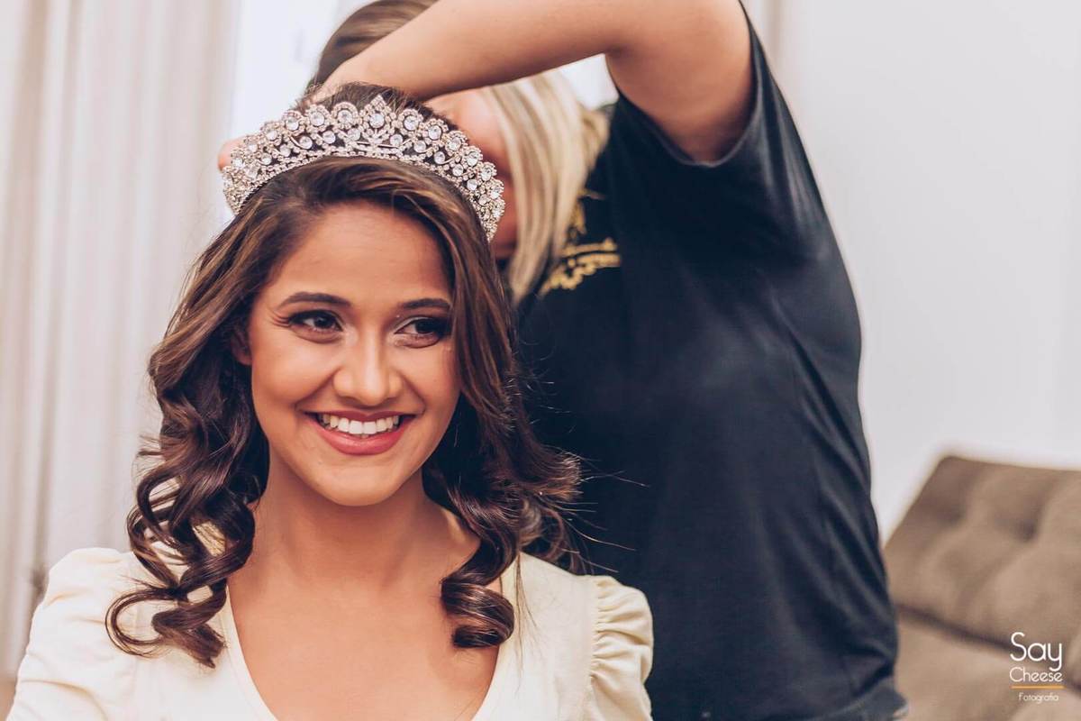 cabeleireira arrumando cabelo da noiva com coroa de brilhantes durante Making Of da noiva fotografado por Say Cheese Fotografia