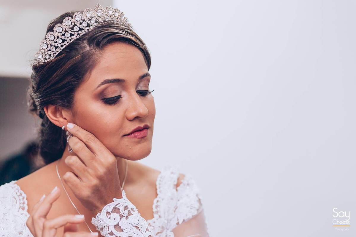 noiva colocando brinco durante Making Of da noiva fotografado por Say Cheese Fotografia