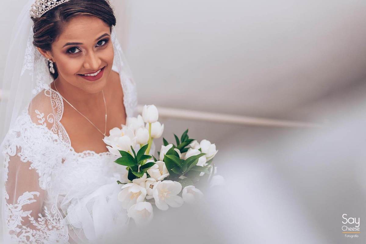 retrato da noiva com buquê e vestido de renda