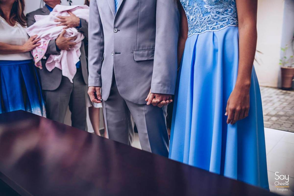 Noivos de mãos dadas em casamento civil Fotografado por Say Cheese Fotografia