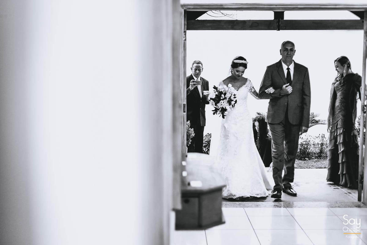 entrada da noiva emocionada