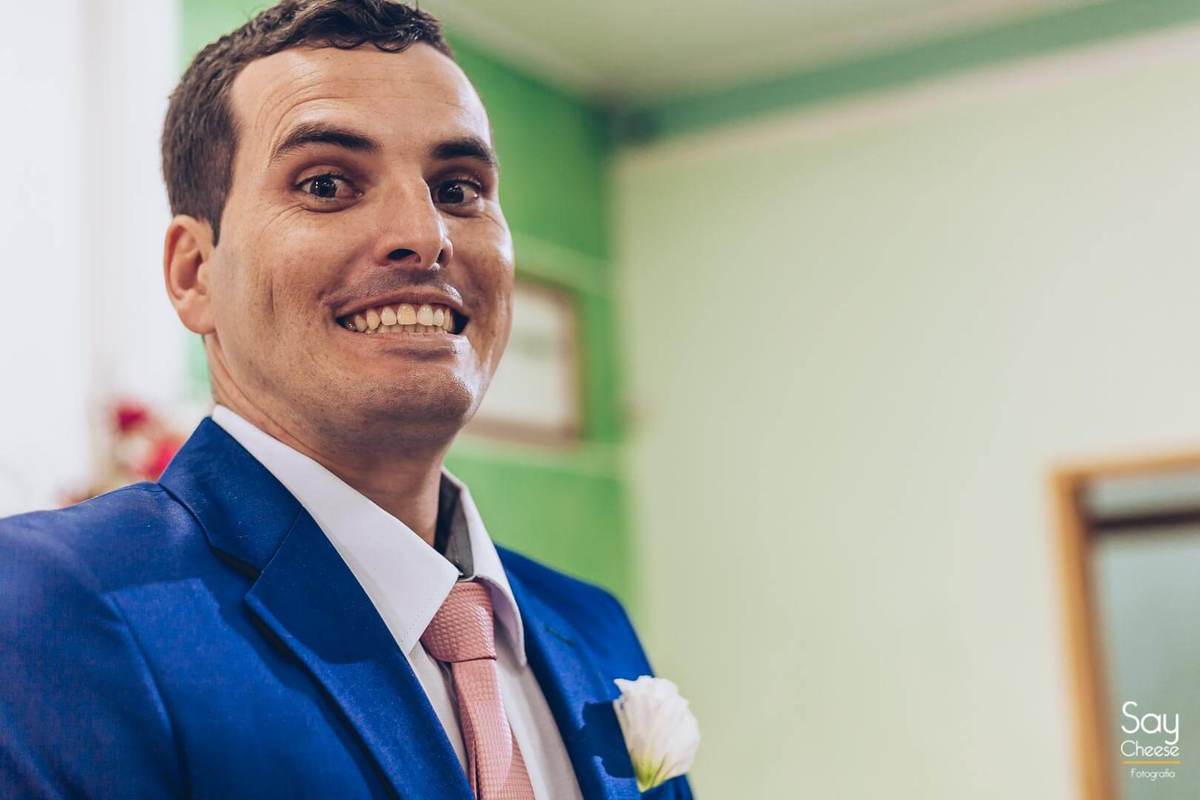 noivo emocionado com entrada da noiva