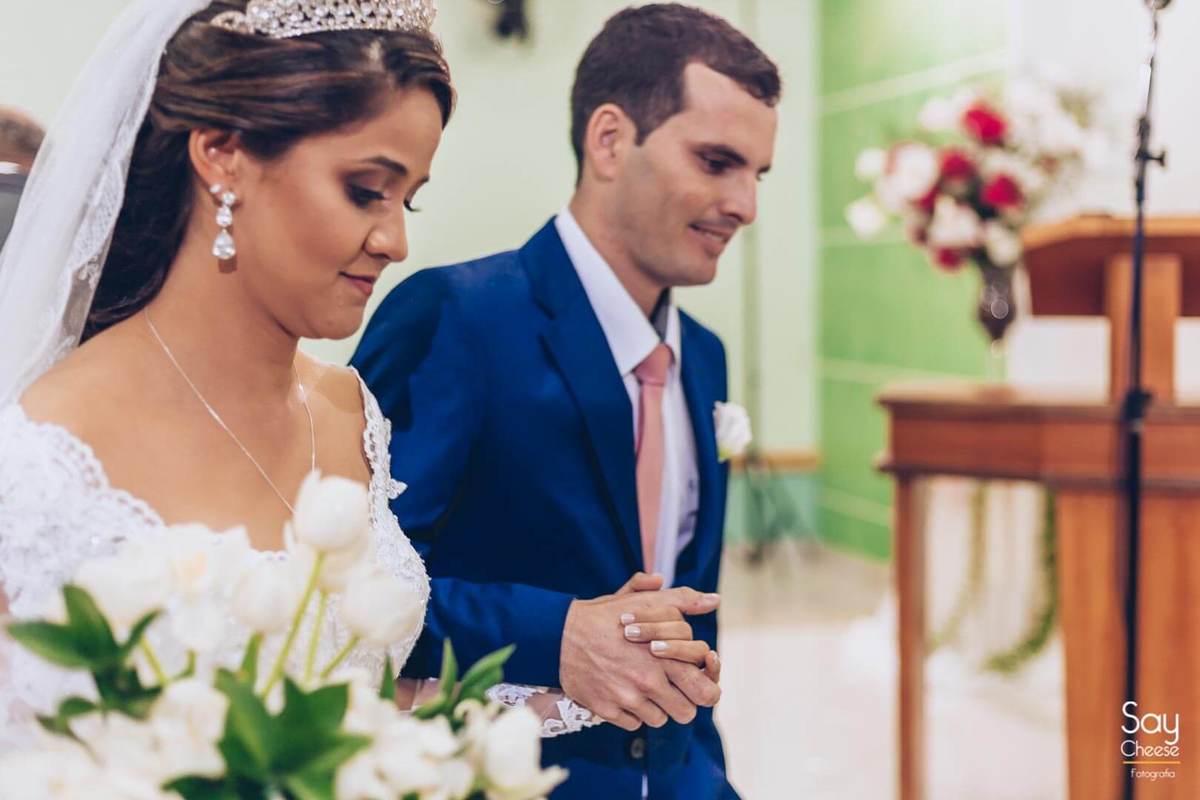 noivos caminhando para o altar