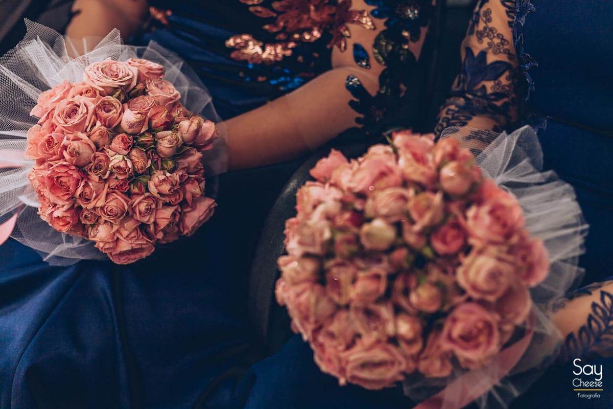 detalhe buquê de madrinhas cor marsala