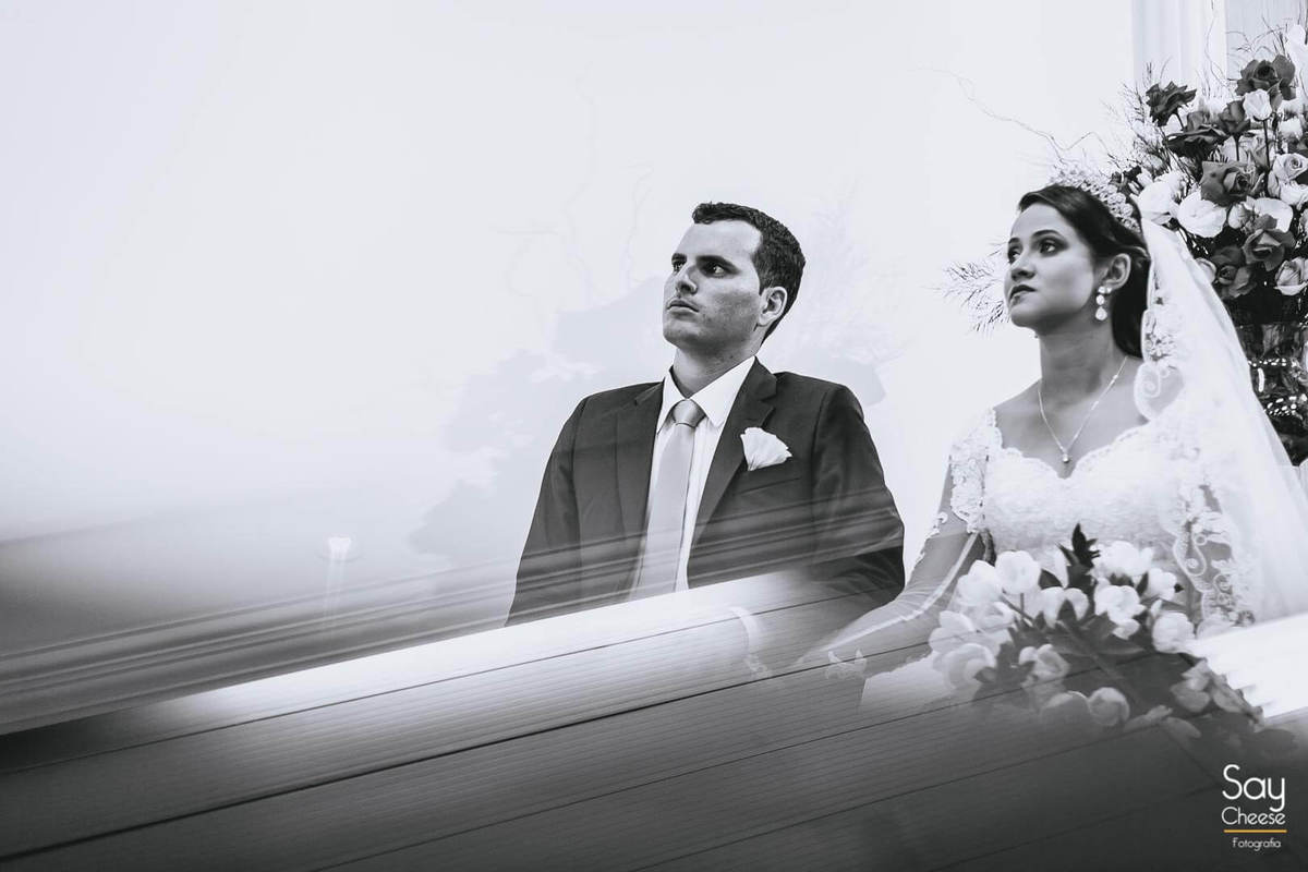 noivos durante cerimônia religiosa