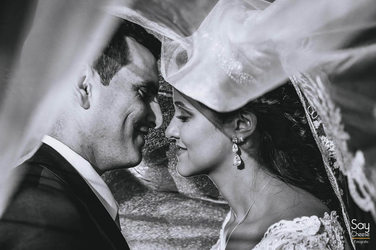 ensaio pós-cerimônia noivos debaixo do véu da noiva