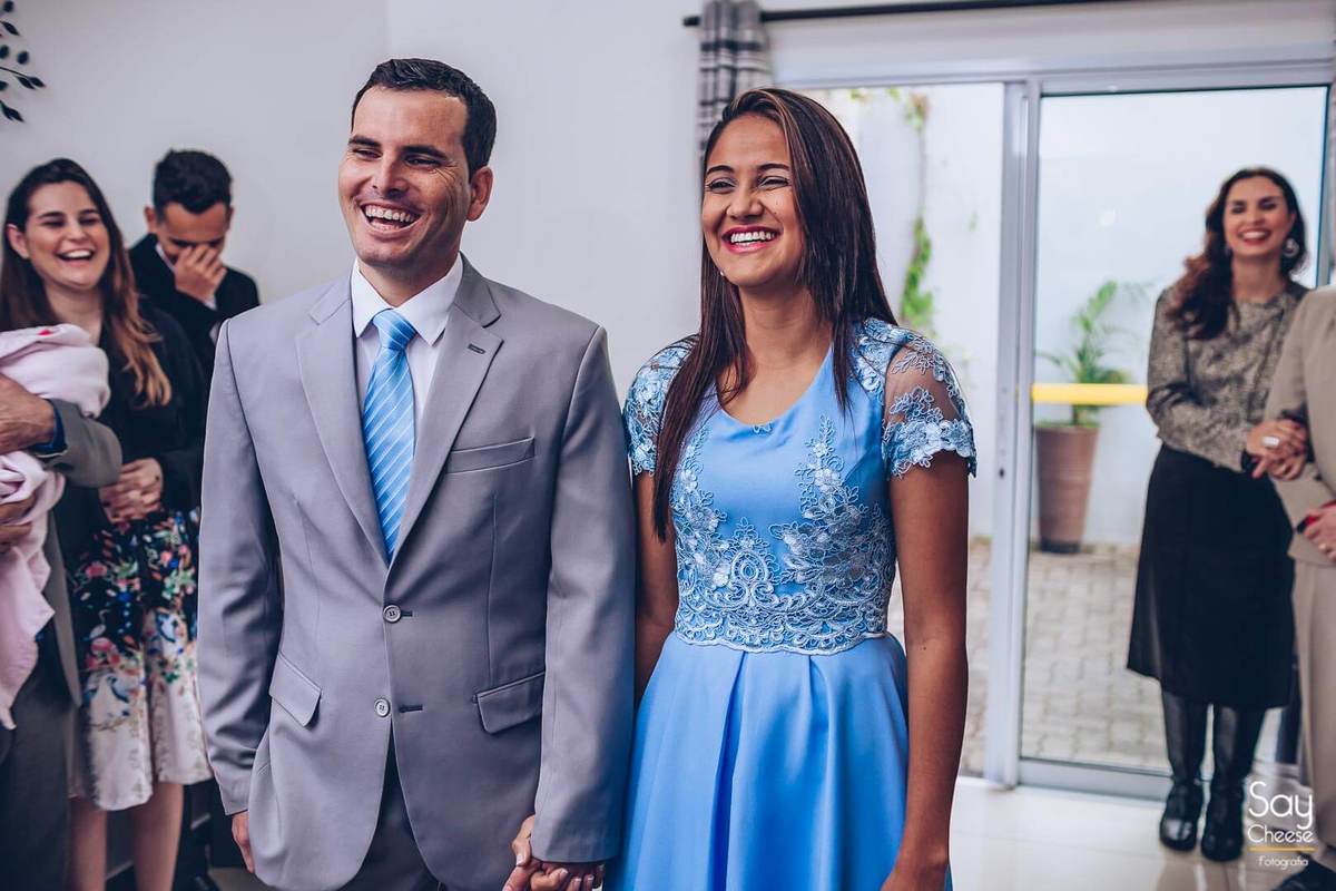 Noivos e família sorrindo em casamento civil Fotografado por Say Cheese 