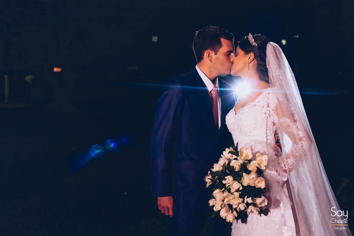 noivos se beijando em ensaio pós-cerimônia