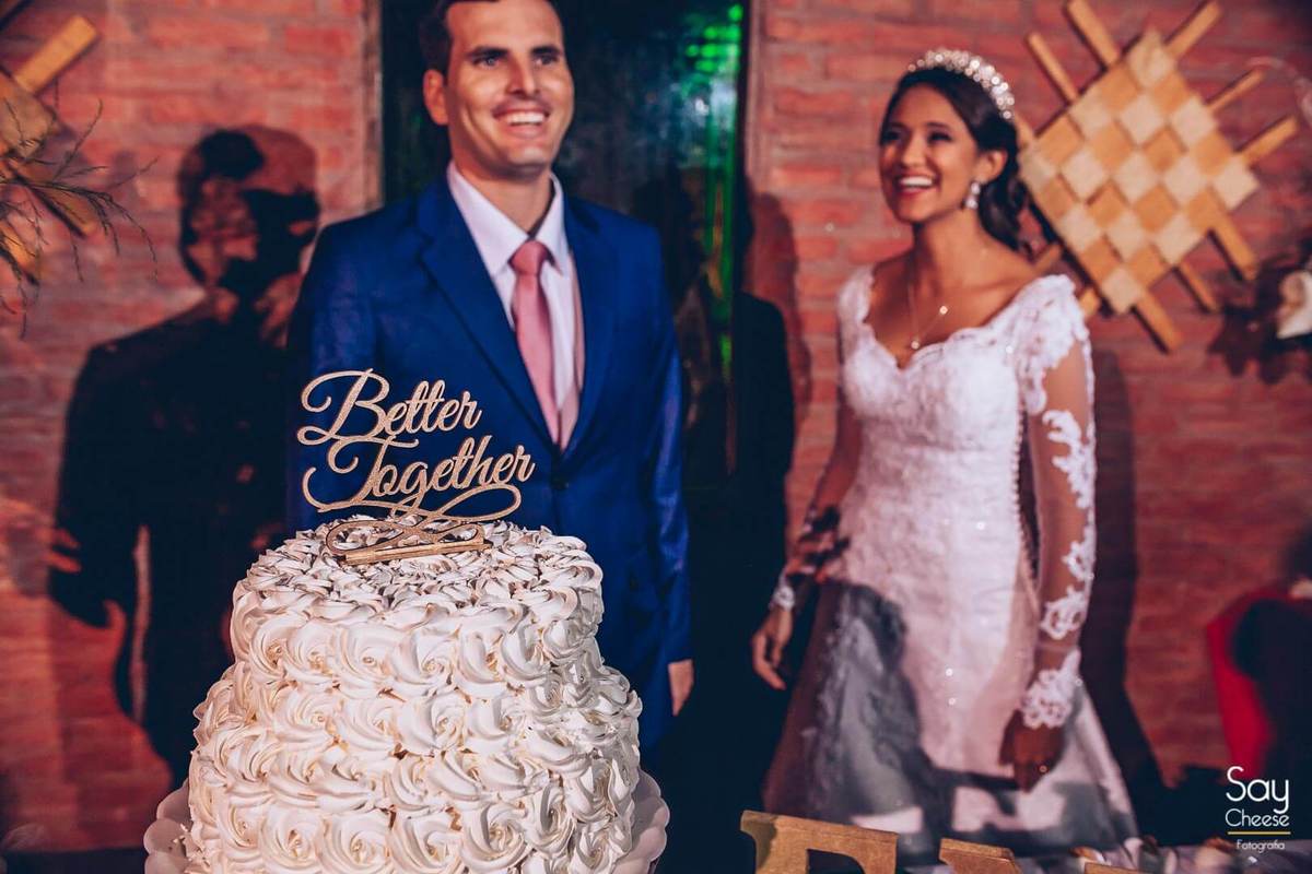 noivos na mesa do bolo