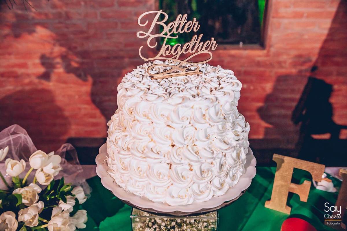 bolo de casamento com plaquinha de mdf