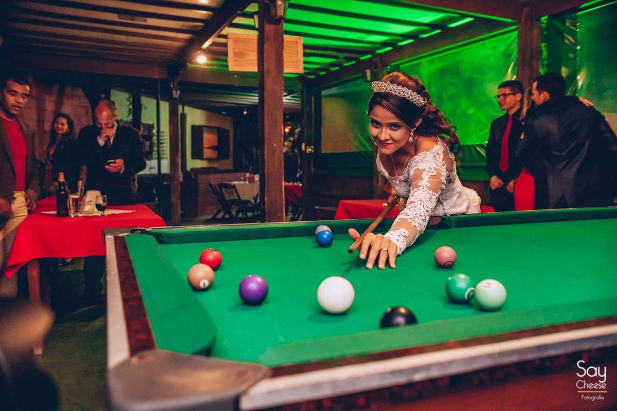 noiva se divertindo jogando sinuca