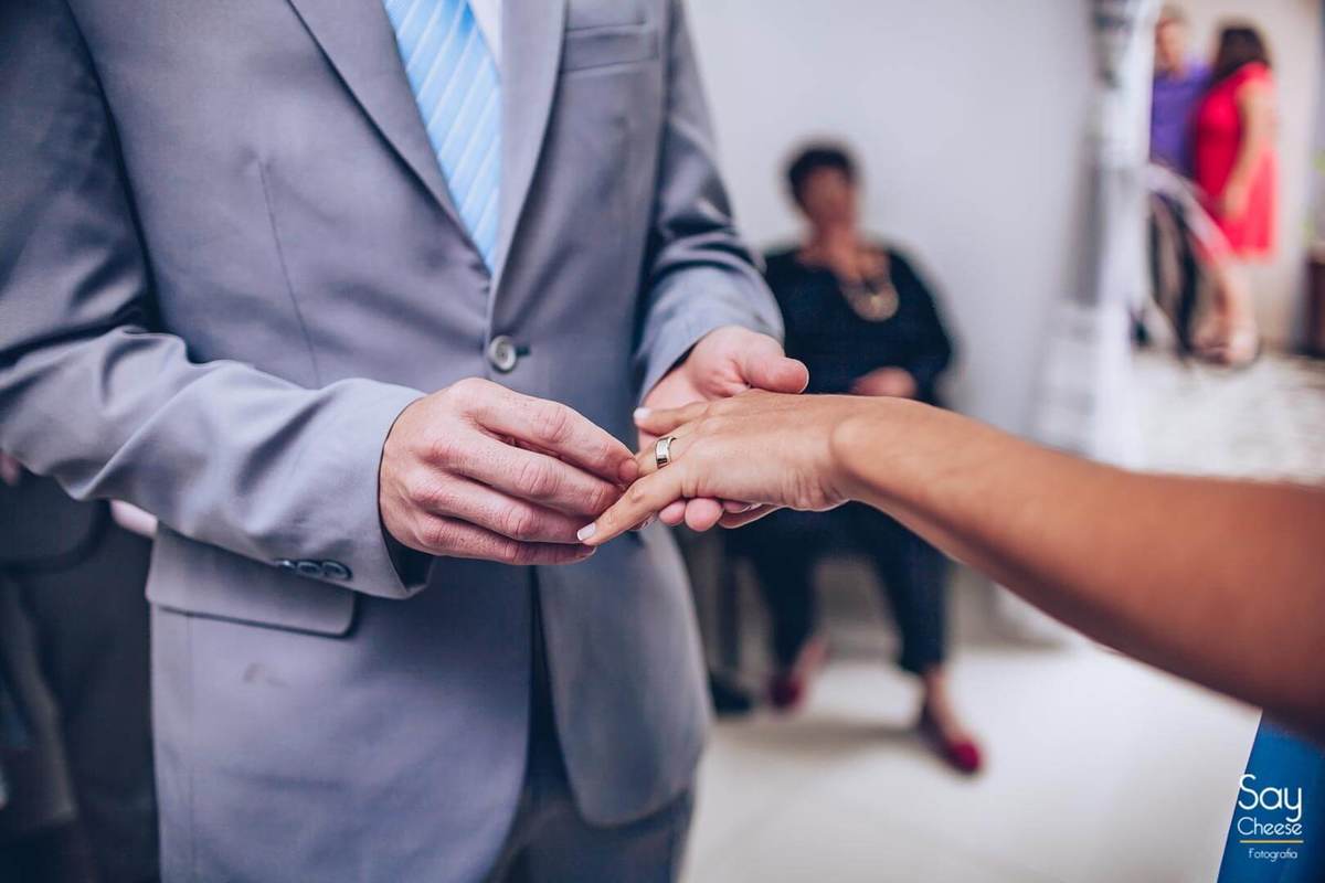 Noivos colocando alianças em casamento civil em Taubaté Fotografado por Say Cheese 