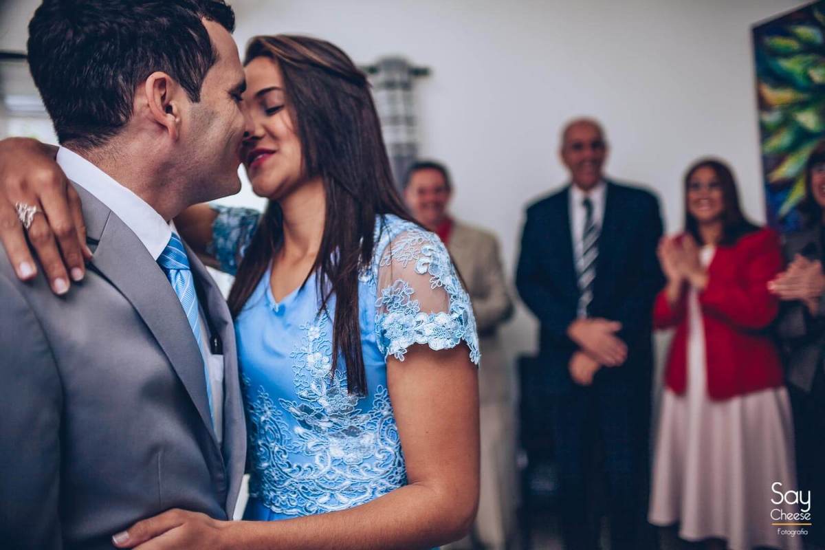 Noivos se beijando em casamento civil Fotografado por Say Cheese 
