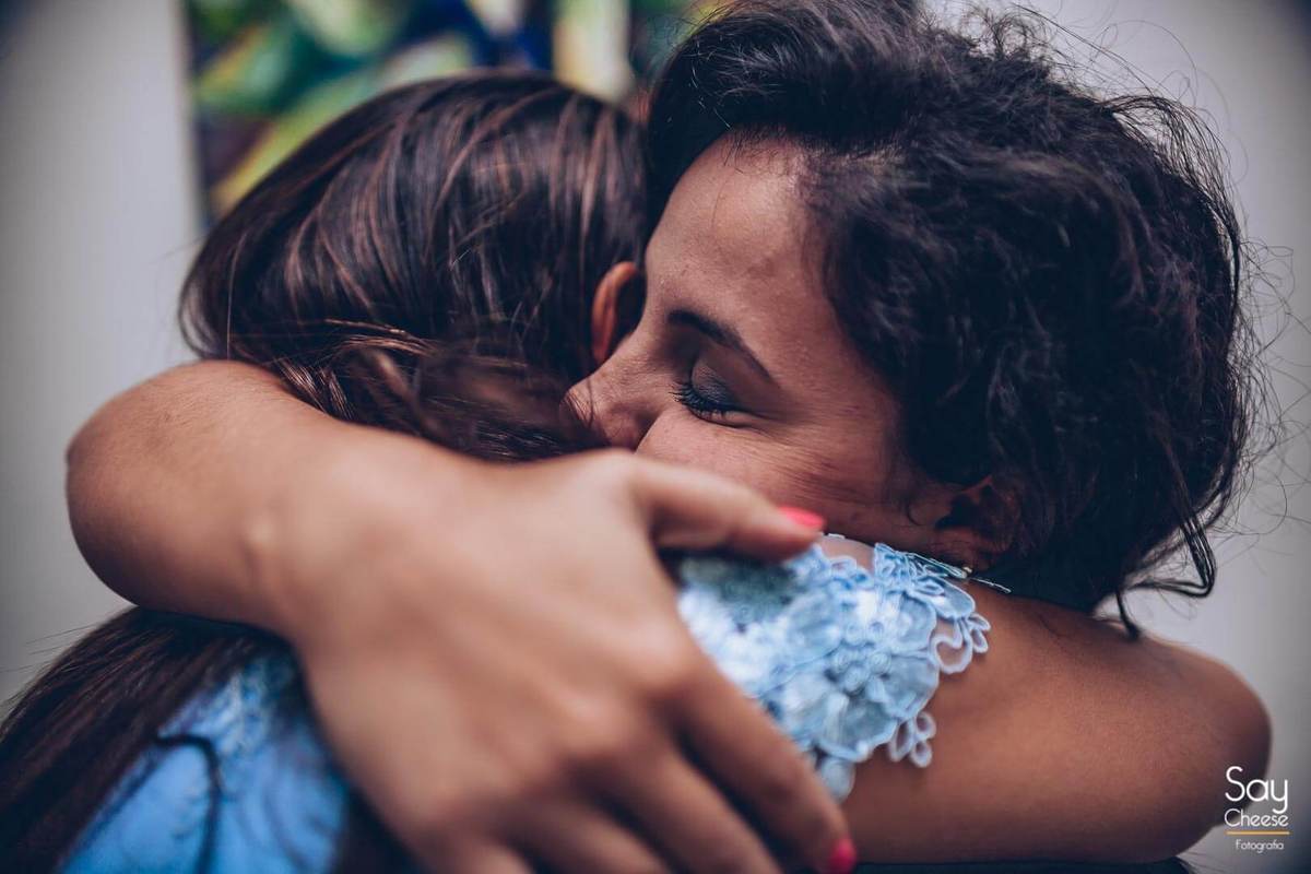 Noiva abraçando madrinha em casamento civil Fotografado por Say Cheese 