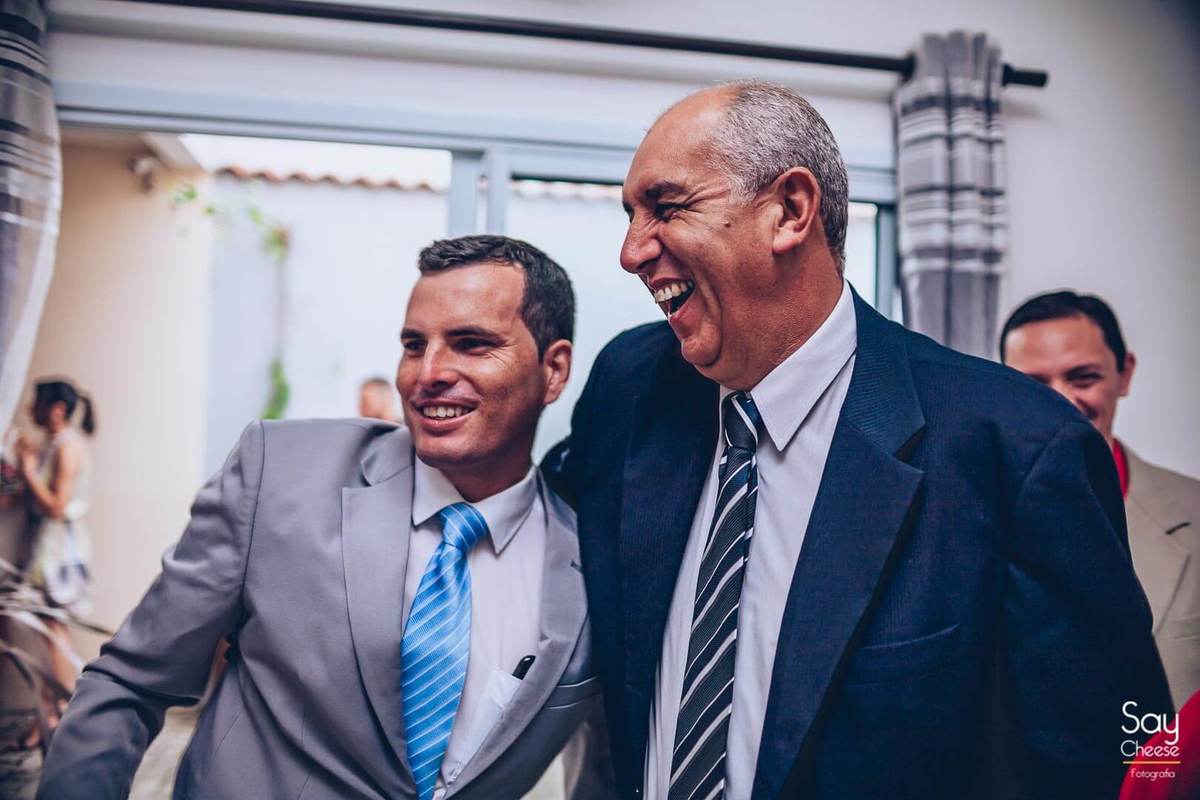 Noivo abraçando pai da noiva em casamento civil Fotografado por Say Cheese 