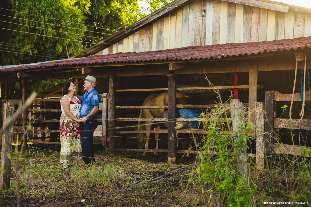 casal proximo a estabulo